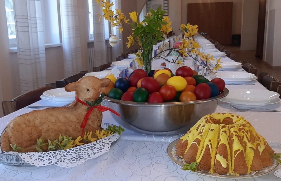 Uroczyste Śniadanie Wielkanocne organizowane przez Warsztaty Terapii Zajęciowej i Specjalny Ośrodek Szkolno-Wychowawczy